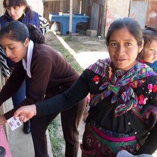 Una mujer recibe servicios