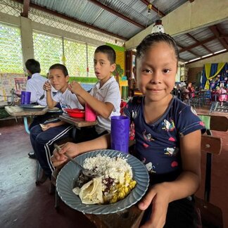 Una niña come su almuerzo escolar en una escuela rural de Nicaragual
